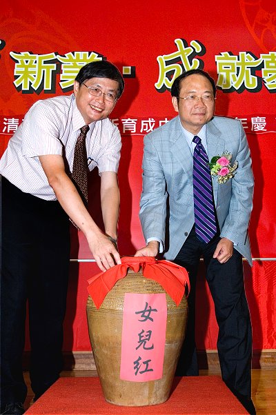 林永隆研發長(左)與陳文村校長(右)共同主持「開罈」儀式