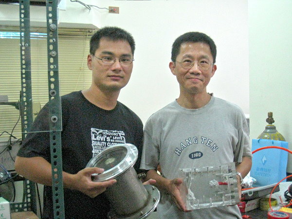 林彥誌同學(左)與指導教授洪在明教授(右)合影 備註：洪教授所持是第一代高壓腔，林同學所持為現使用金屬材質高壓腔