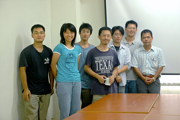 林彥誌同學(左)、洪在明教授(中)與實驗室成員合影 (其中有很多都是大學部學生，自發利用課餘時間參與研究)