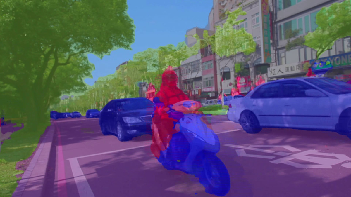 NVISION II 智慧自主機器人將鏡頭看到的真實場景，以視覺辨識技術轉換為機器人能理解的圖像語義分割影像，人變成紅色的色塊，移動的車輛則變成藍色