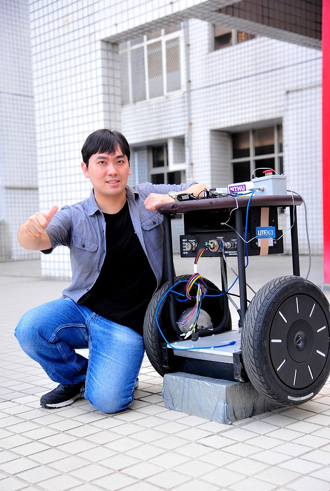 資工系李濬屹助理教授指導學生團隊設計NVISION II 智慧自主機器人