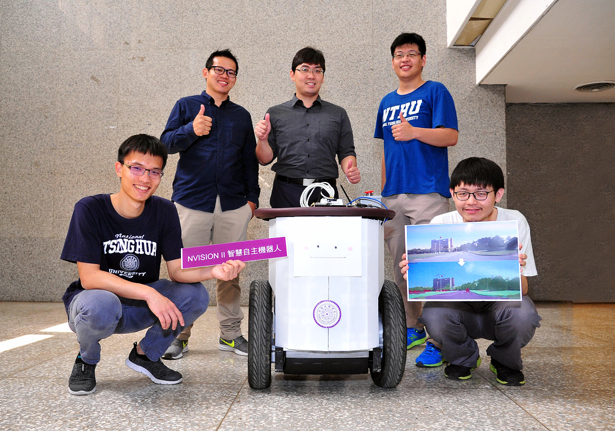 資工系李濬屹助理教授(中)指導學生團隊打造「NVISION II 智慧自主機器人」。前排左起陳昱名、洪章瑋；後排左起NVISION影片製作人蔡侑良導演、李濬屹、蕭興暐