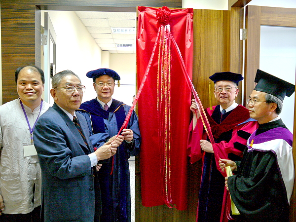 (左起)黃一農院士、李亦園院士、陳文村校長、余英時院士、及張維安院長，於人文社會研究中心進行揭幕儀式。
