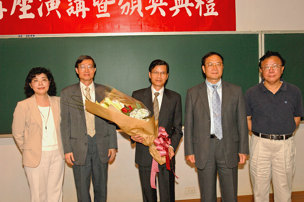 左到右：王素蘭主任、張石麟副校長、翁啟惠院長、陳文村校長、古煥球院長