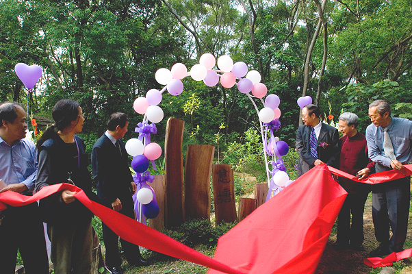 陳校長與張子文學長連袂為「慈塘」揭牌