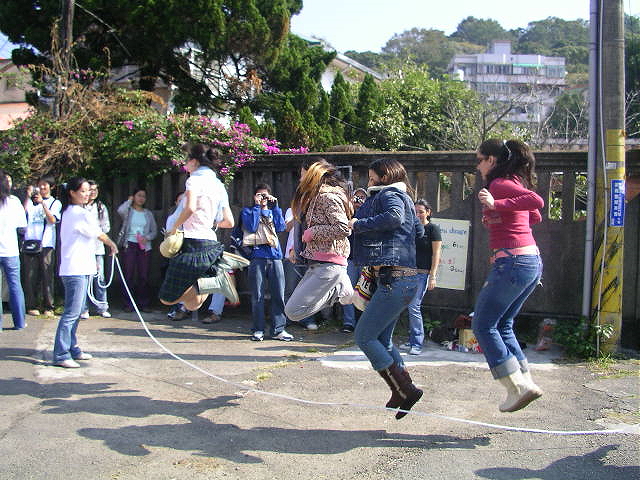 國際學生們體驗跳繩的樂趣