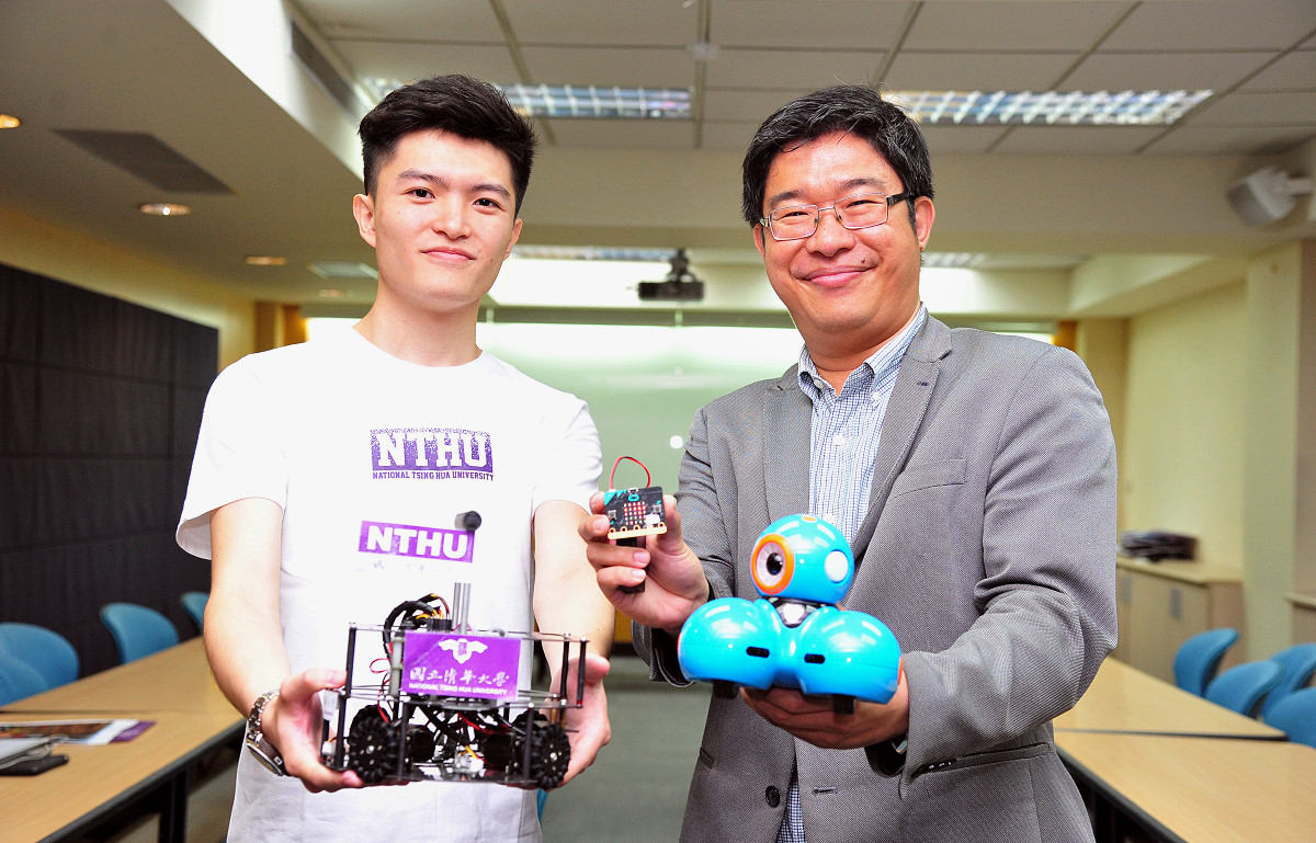 清華教科系邱富源副教授與清華學院學士班蘇寄偉同學合作開發機器人STEAM課程