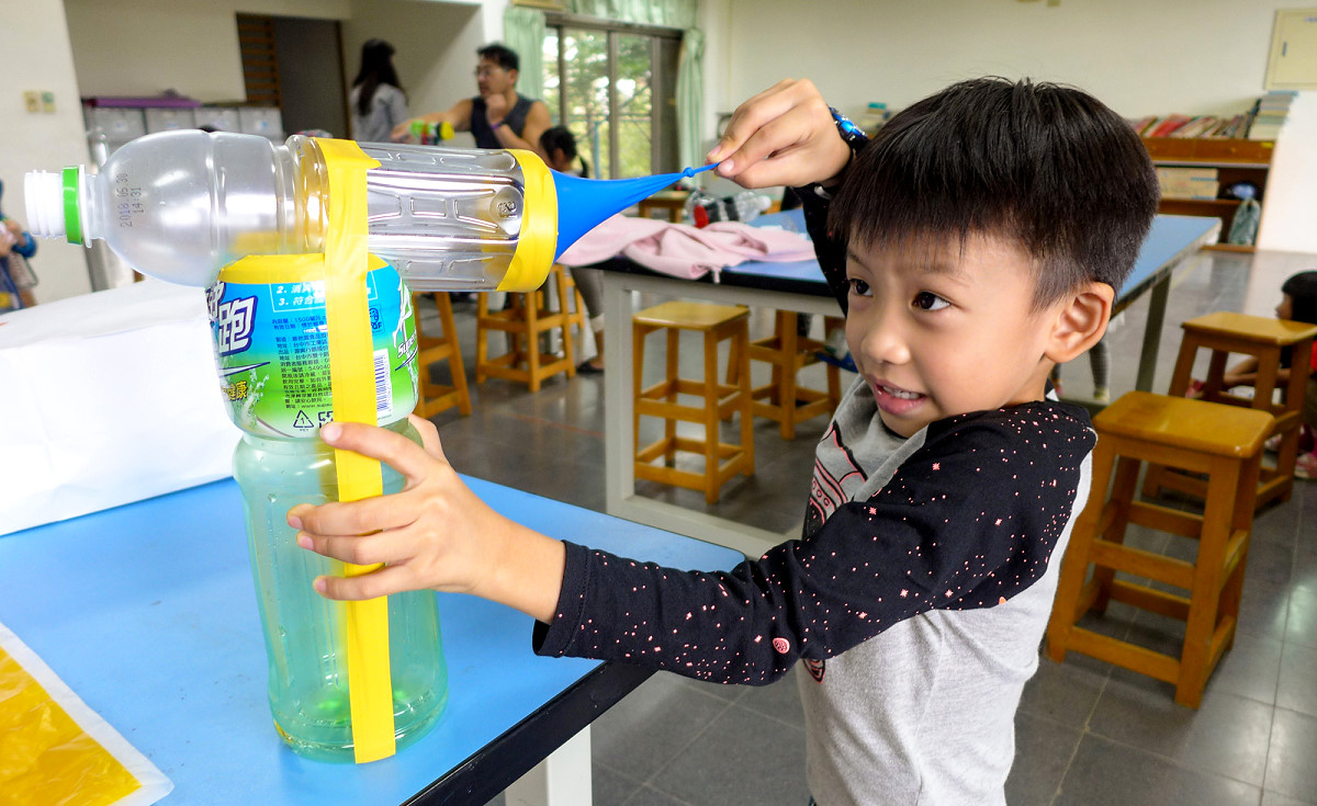 清華附小小朋友在跨科學創藝課程製作空氣大砲