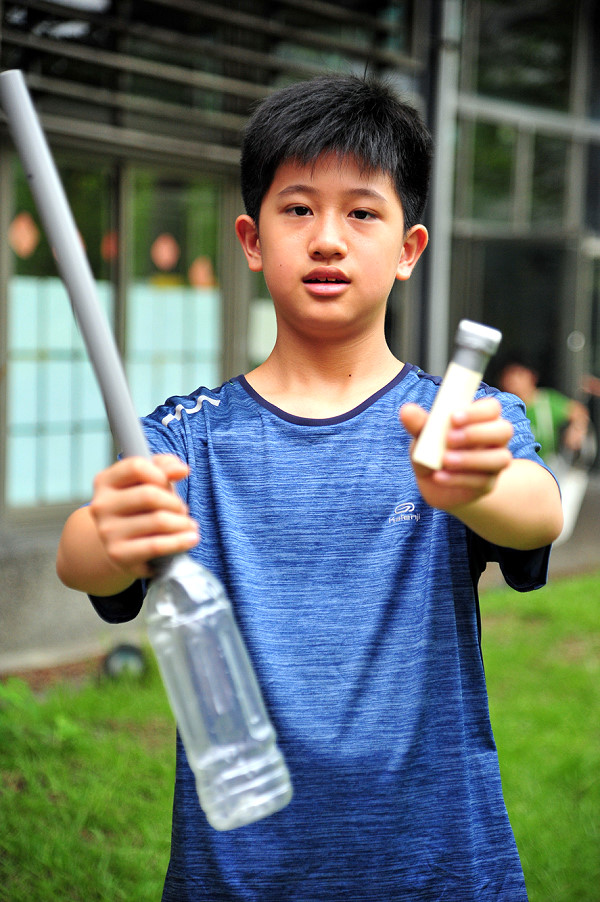 清華附小五年級譚丞峻同學展示自己製作氣壓火箭