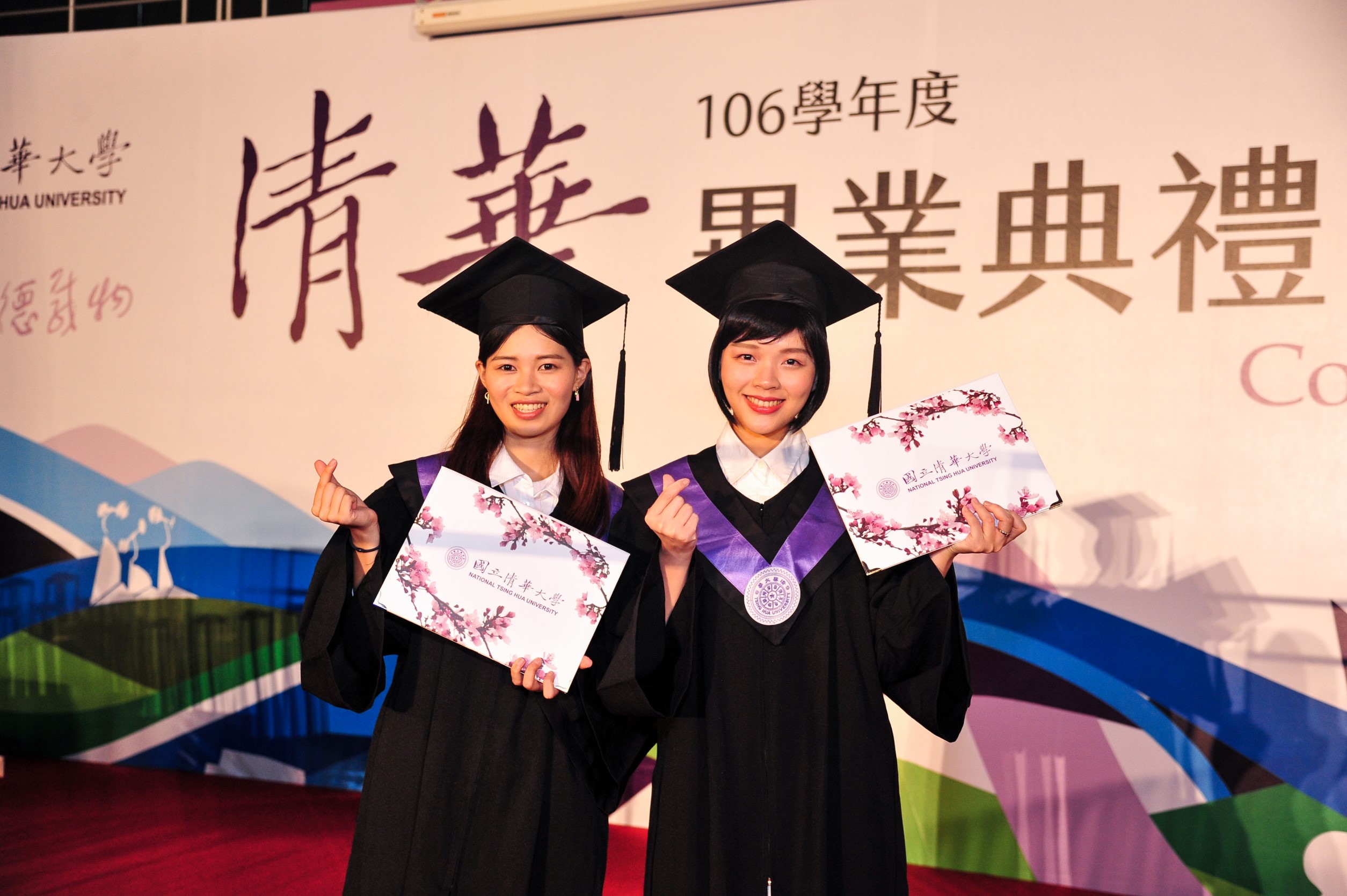 晚間大學部的畢業典禮將由校本部醫科系蔡暟耘(右)、南大校區教科系李昕諮(左)代表全體畢業生致詞。
