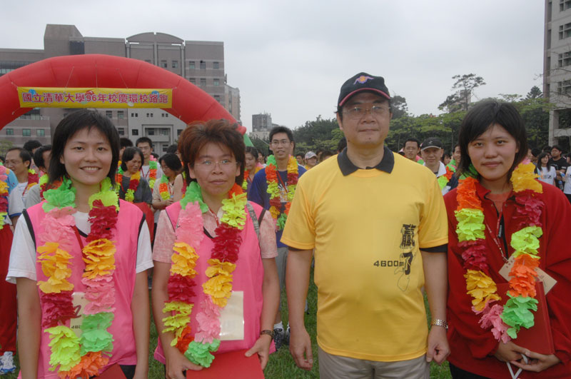 校長與得獎女校友合影