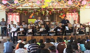 2006年8月28日中布中會委員及松年團契，著布農傳統服飾獻詩歌於中心落成典禮。
