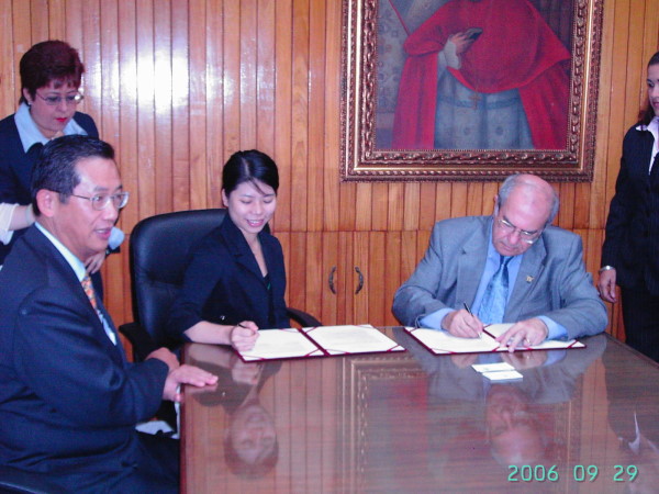 巴拿馬大學（Universidad de Panama）-（左起）中華民國駐巴拿馬侯平福大使、清華代表、巴拿馬大學校長