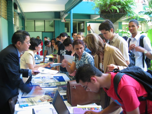 哥斯大黎加大學招生會場，進行招生（Universidad de Costa Rica）