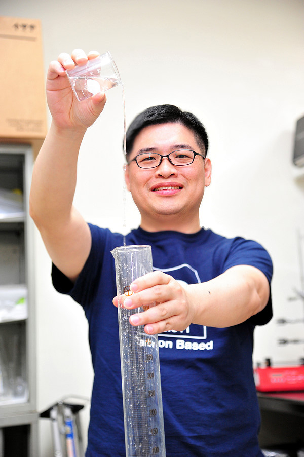 化學系江昀緯教授說，最簡單的水分子，卻有最複雜的行為