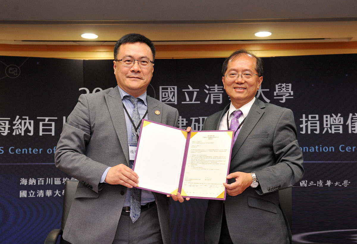 (右)陳信文副校長與(左)眾勤法律事務所楊明勳所長簽訂捐贈合約