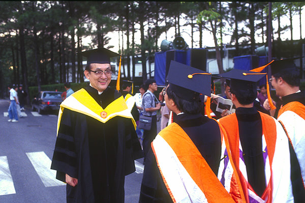 1994年畢業典禮，沈君山校長帶領畢業生環校回顧校園生活