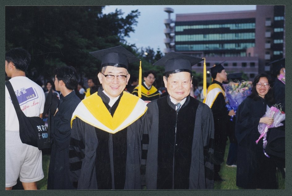 沈君山校長(左)與諾貝爾獎得主楊振寧博士合影