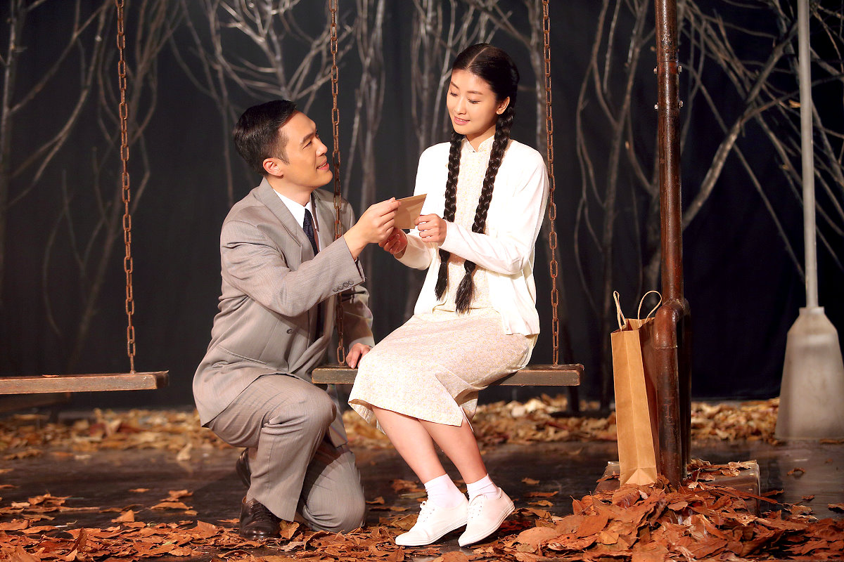 江濱柳與雲之凡在《暗》劇中有一場在上海外灘公園浪漫談情的橋段。(圖／表演工作坊提供)