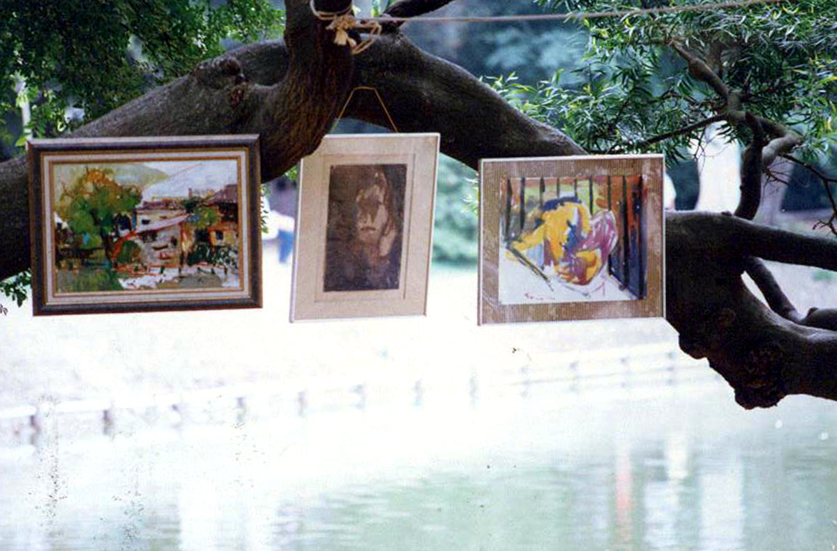 本校藝術中心1995至1997年舉辦「文化公園」活動，把畫作掛在成功湖畔旁，讓更多人欣賞