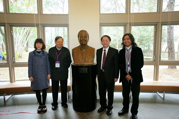 楊振寧伉儷(左一及左二)與陳校長及吳為山雕塑大師(右一)於楊先生雕像前合影