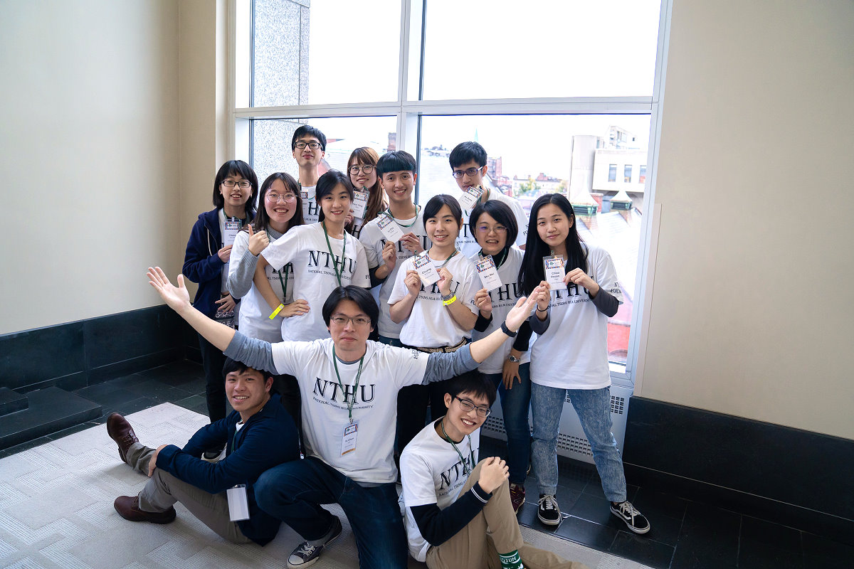 本校醫科系林玉俊老師(前排中)帶領NTHU Formosa跨領域團隊在iGEM競賽奪金