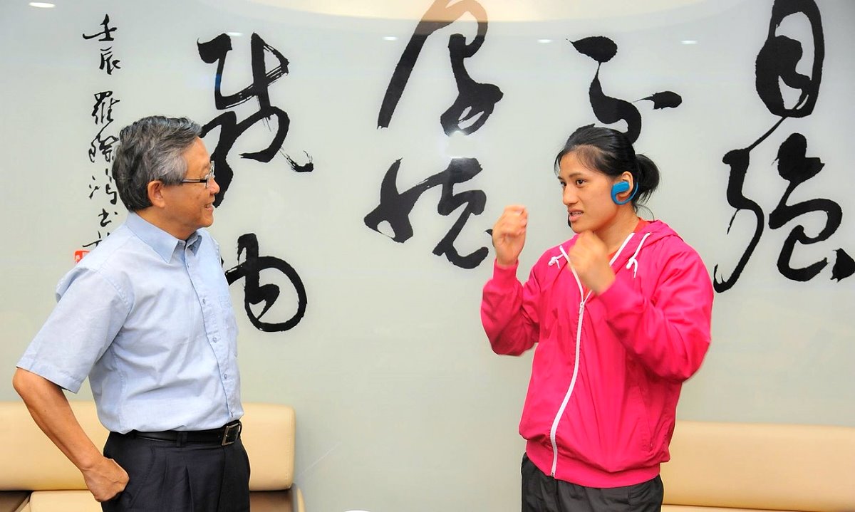 本校賀陳弘校長今年9月曾約見陳念琴，送她一副藍牙耳機，關心她的訓練近況