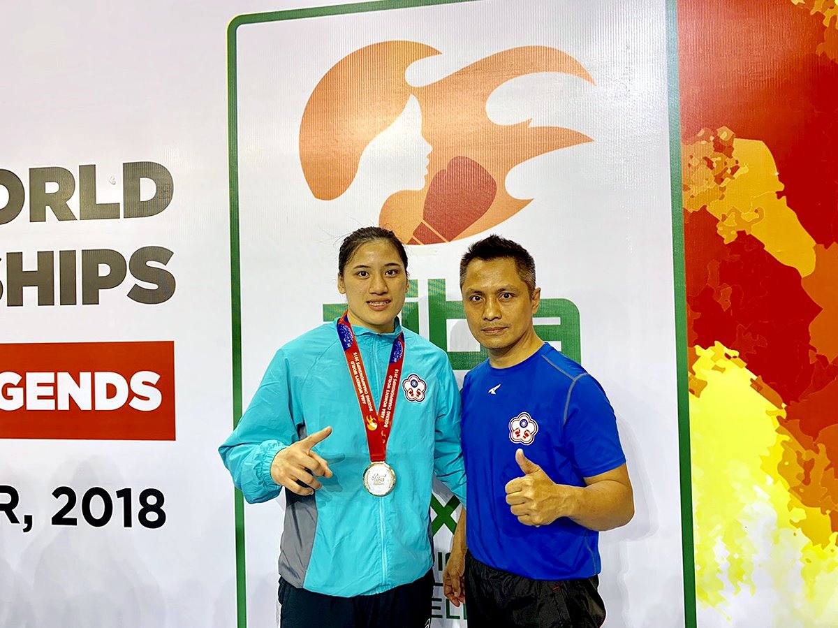 陳念琴(左)在柯文明教練(右)的指導下，勇奪2018世界女子拳擊錦標賽69公斤量級金牌