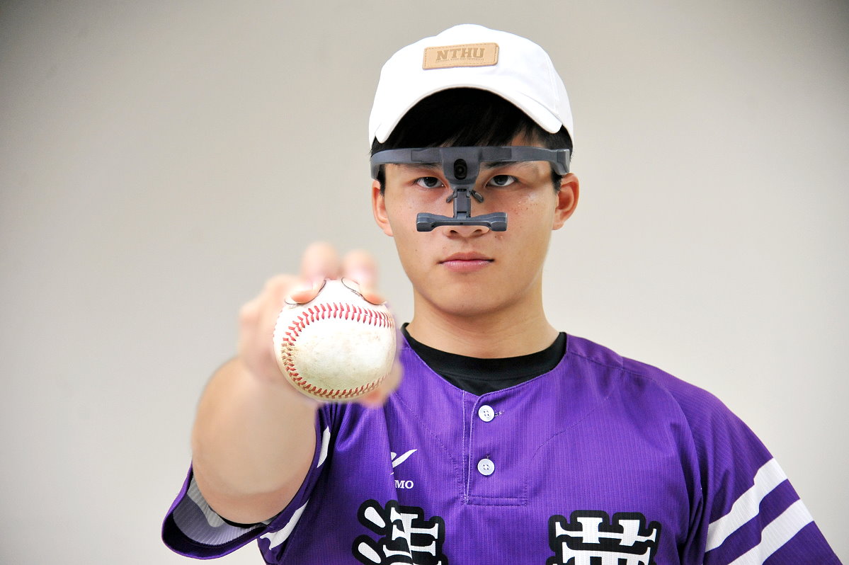 清華運動科技中心利用眼動儀量測球員視角變化，智慧棒球觀測投手指力