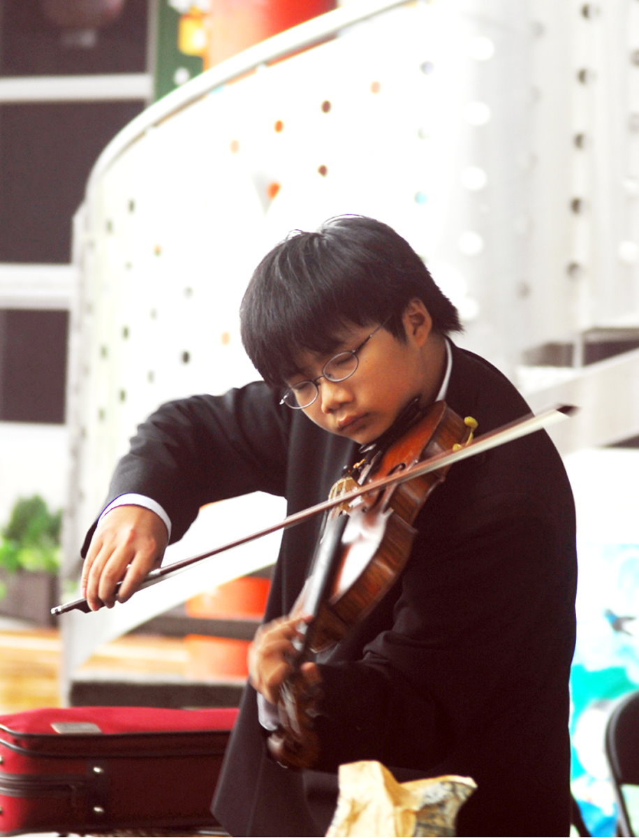 梁策罹患妥瑞症，拉小提琴能幫他擺脫惱人症狀，進入清華後想學習音樂治療