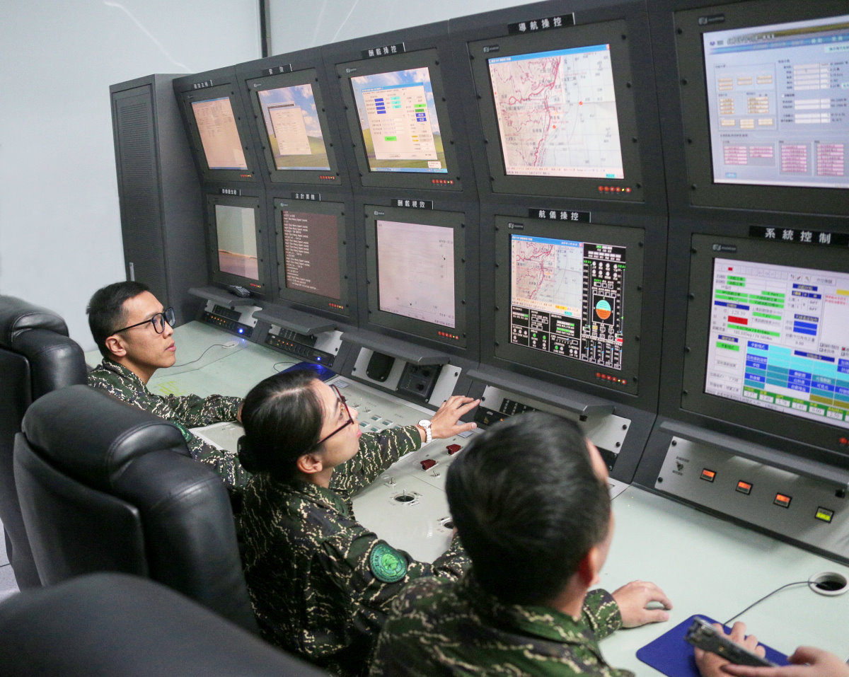 海軍官兵進行銳鳶無人機模擬機教室操作展示。(軍聞社提供)