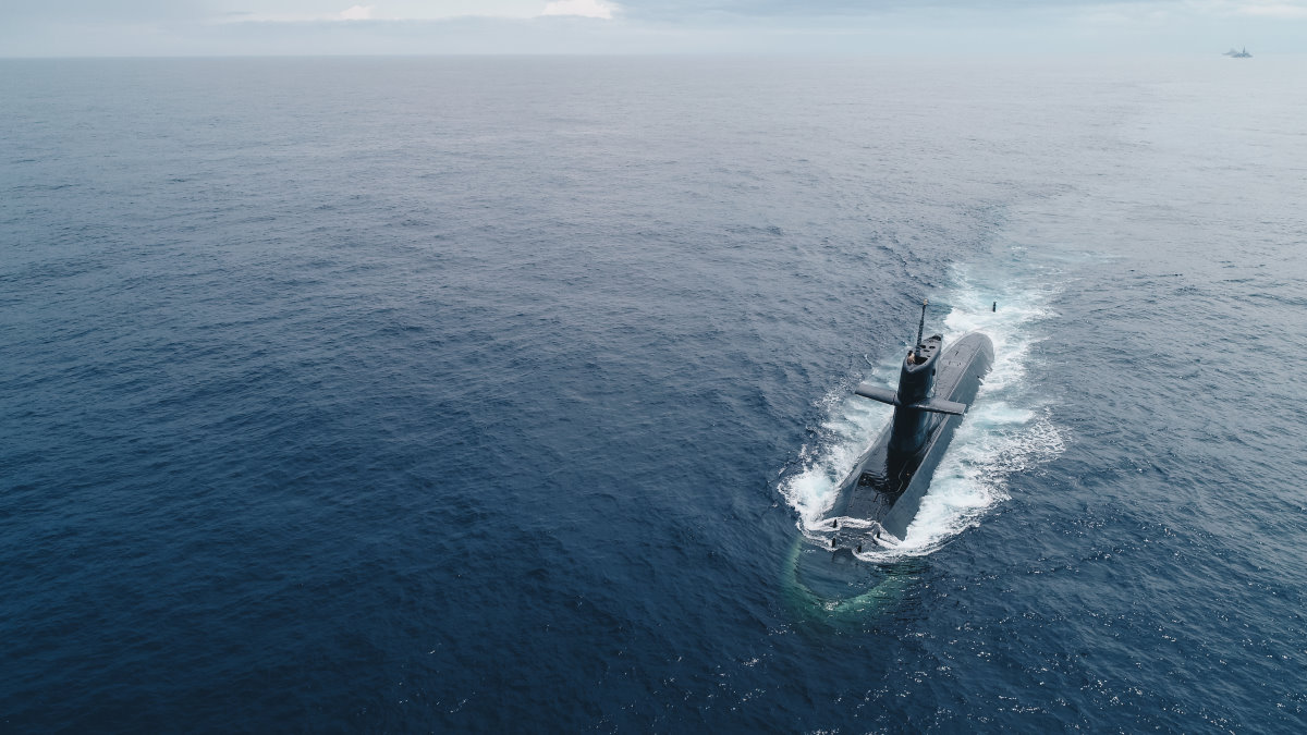 海軍劍龍級海龍軍艦於外海實施聯合操演。(軍聞社提供)