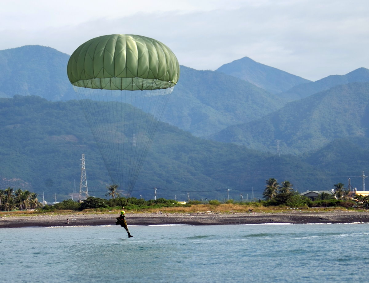 陸軍空訓中心實施特種地形跳傘訓練，官兵在海上跳傘中克服地形及心理壓力的重重限制，精準空降於目標區。(軍聞社提供)