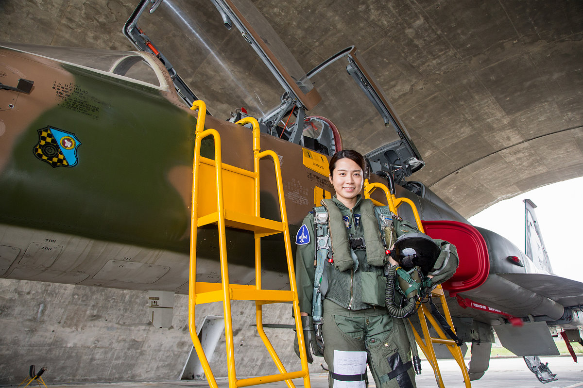 空軍首位正期女性飛行員高慈妤上尉，現服役於空軍第七聯隊。(軍聞社提供)