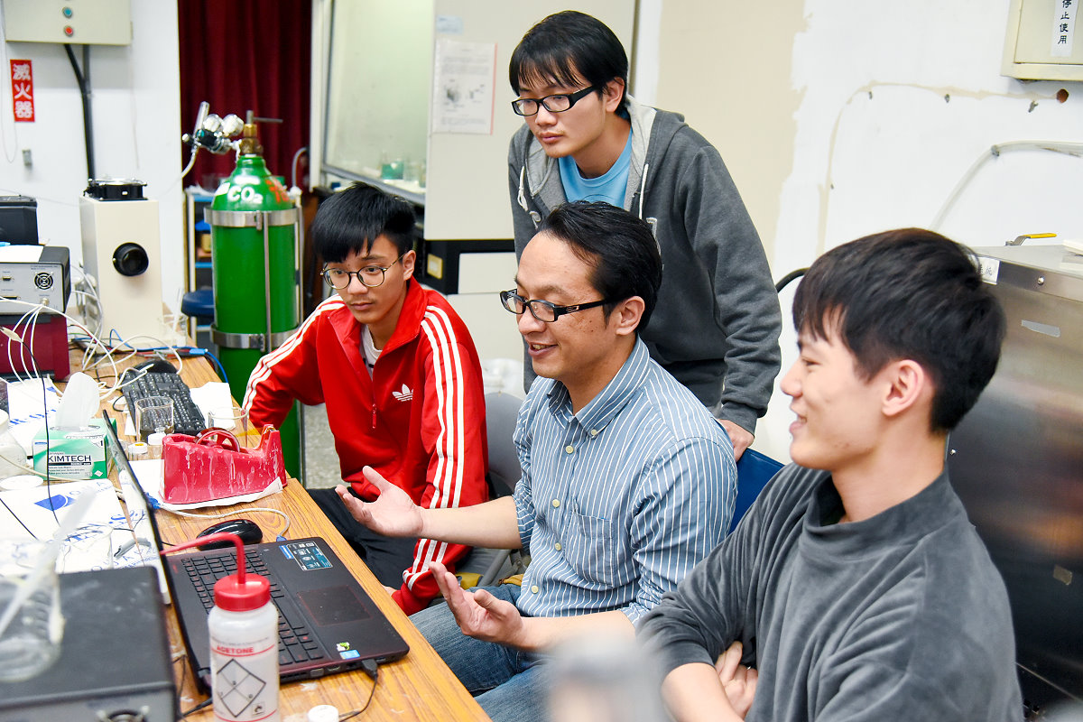本校工科系陳燦耀教授(中)樂在體會學生帶給他不同的教學挑戰與刺激