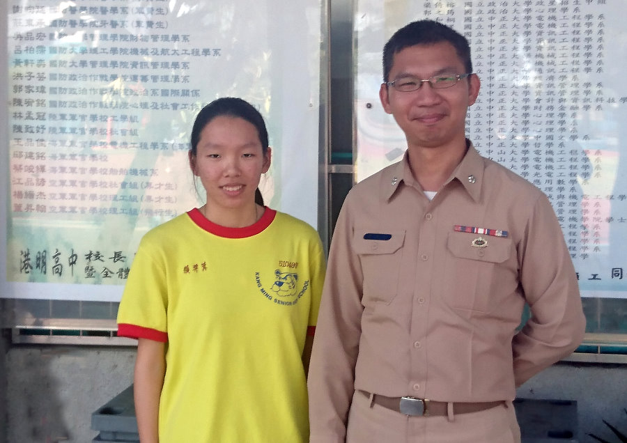 港明高中學生賴羿萁(左)受海軍轉任的教官陳威位(右)啟發，立下從軍志向