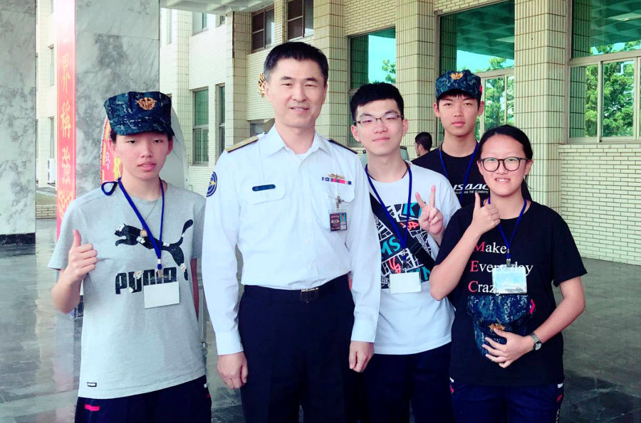 錄取本校將星計畫的港明高中學生賴羿萁(最左)曾報名「國防部菁英專案」，當時與海軍官校校長合影