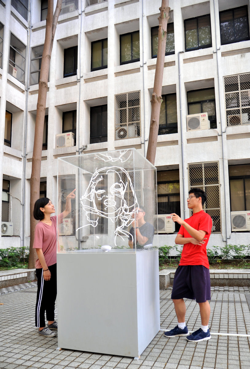 作品「瘋子的樂園」轉向正確角度，可在一組毫無章法的線條中看見瑪麗蓮夢露，另一側則是愛因斯坦的臉孔