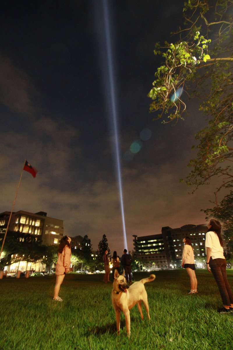 晚間從光復路走進校園，就可看到大草坪上作品「摩斯密碼」的高空探照光直衝天際