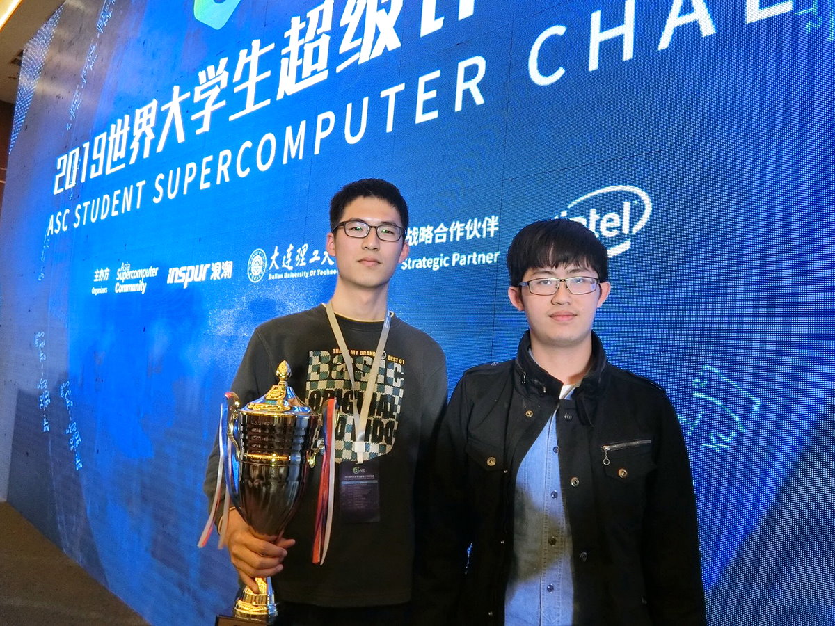 本校資工系學生陳弘欣(左)、林原慶勇奪ASC世界大學生超級計算機競賽冠軍