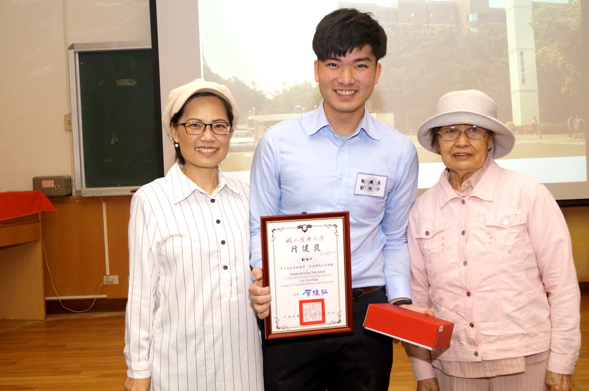 本校動機系雙主修計財學生劉惟中(中)的外婆與母親至頒獎典禮一起分享榮耀