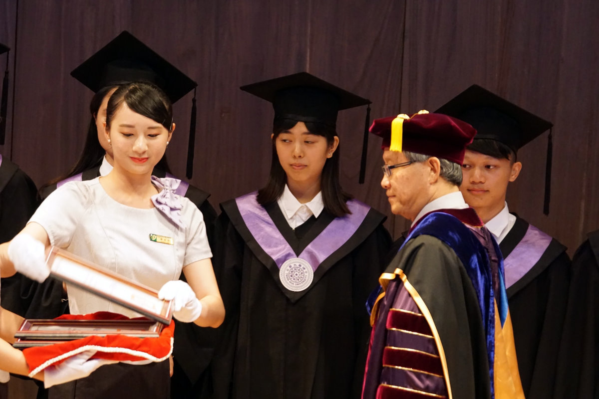 清華大學音樂系大四生陳炫妊(左)是清華「青絹大使」成員，曾於畢業典禮服務