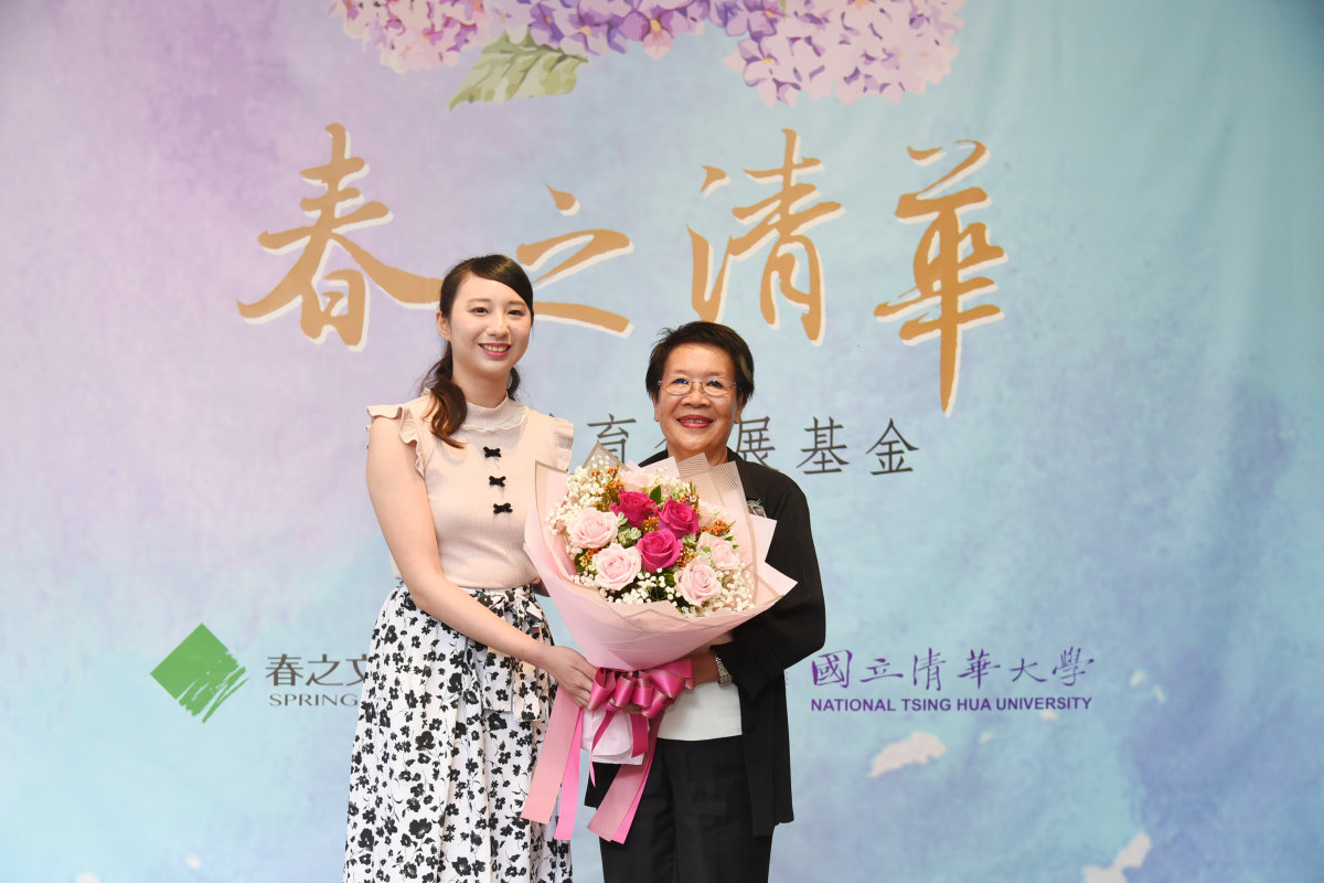 本校音樂系大四生陳炫妊(左)是清華「青絹大使」成員，在「春之清華」捐贈儀式上代表獻花