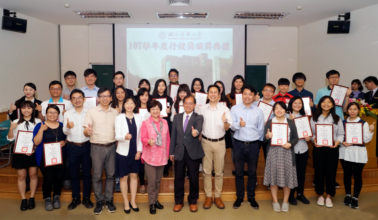 本校陳信文副校長(前排右七)5月4日頒授「行健獎」給28位在課外表現傑出的學生