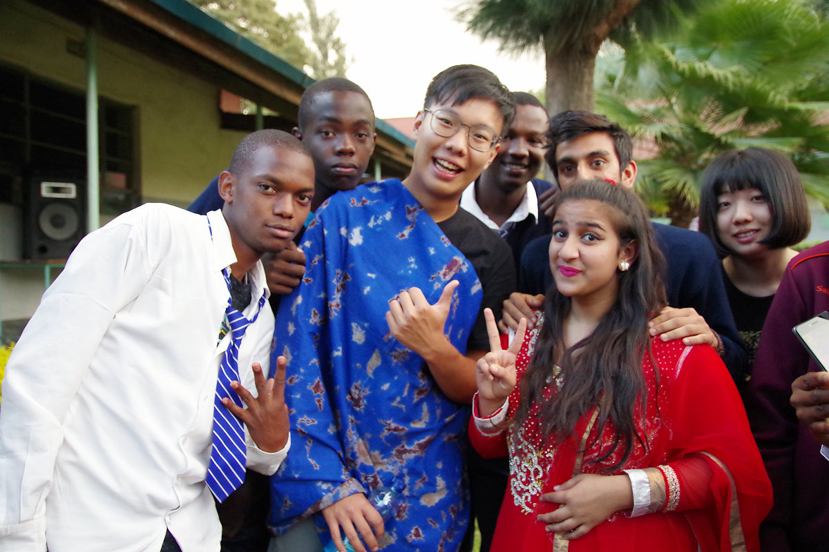 本校國際志工去年赴肯亞服務時，體驗當地傳統服飾