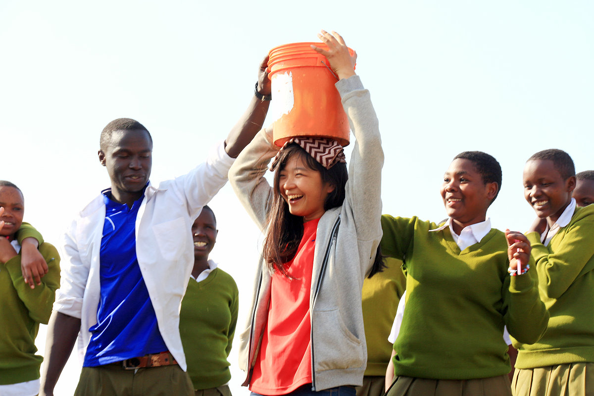 本校國際志工去年赴坦尚尼亞服務時，與學童一起前往河邊取水