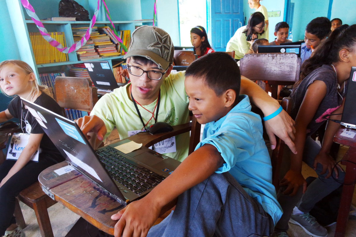本校國際志工去年赴貝里斯指導學童電腦基礎知識