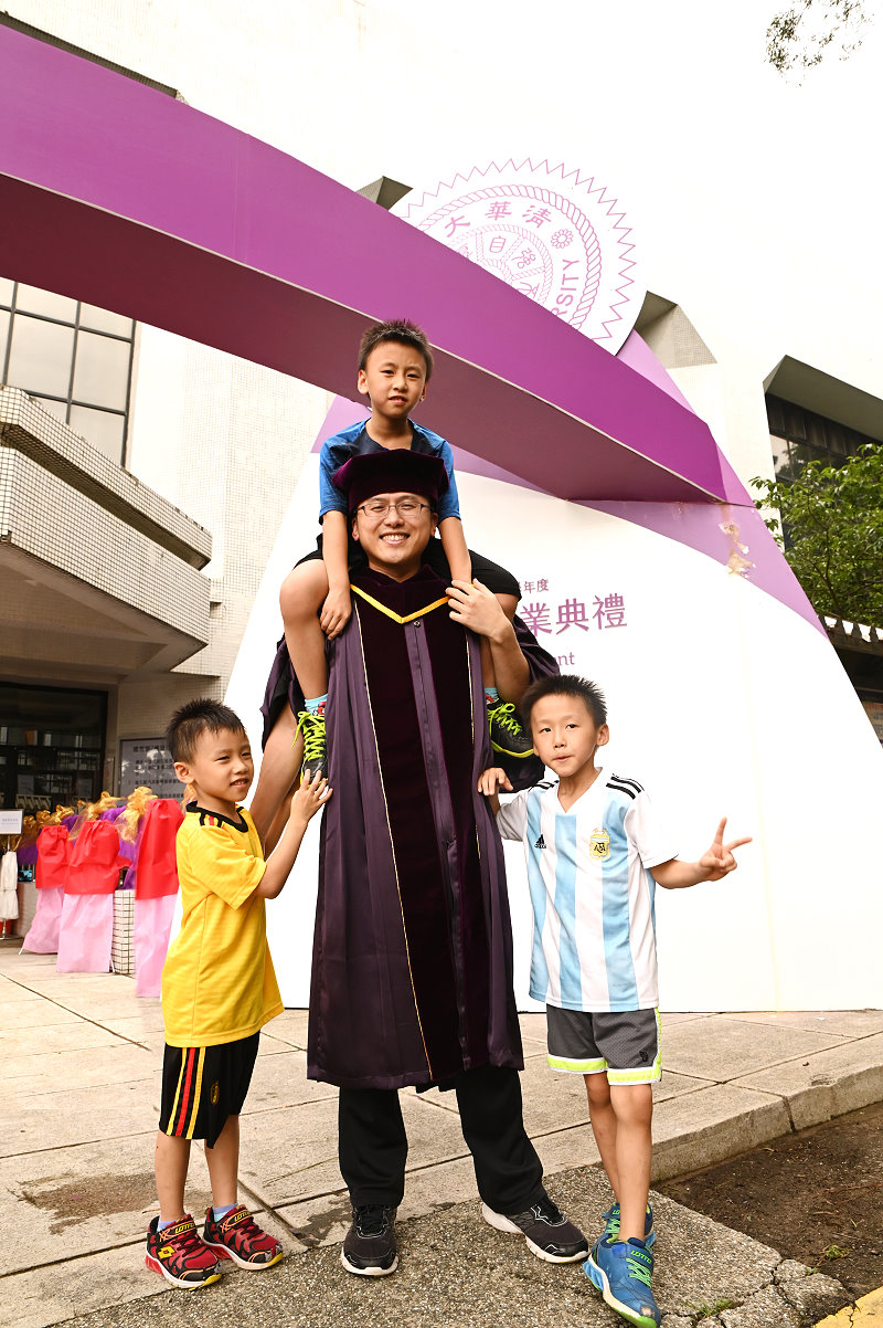 畢業生致詞代表楊宗杰的3個兒子慶賀他取得清華電機博士學位