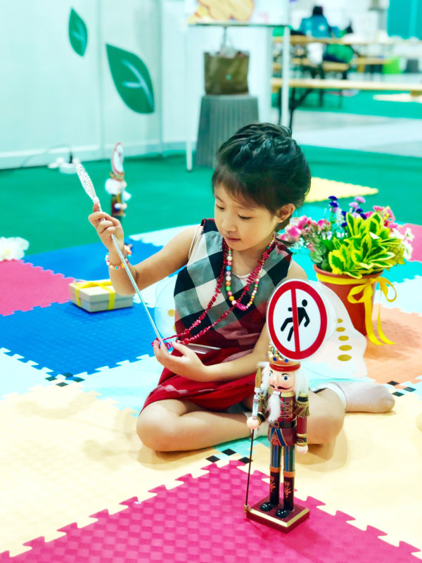 「華小姐的生日派對」運算思維課程，提供一組彩色地墊教材，利用遊戲來培養幼兒的數感、數序、空間、推理概念，及解決問題的能力