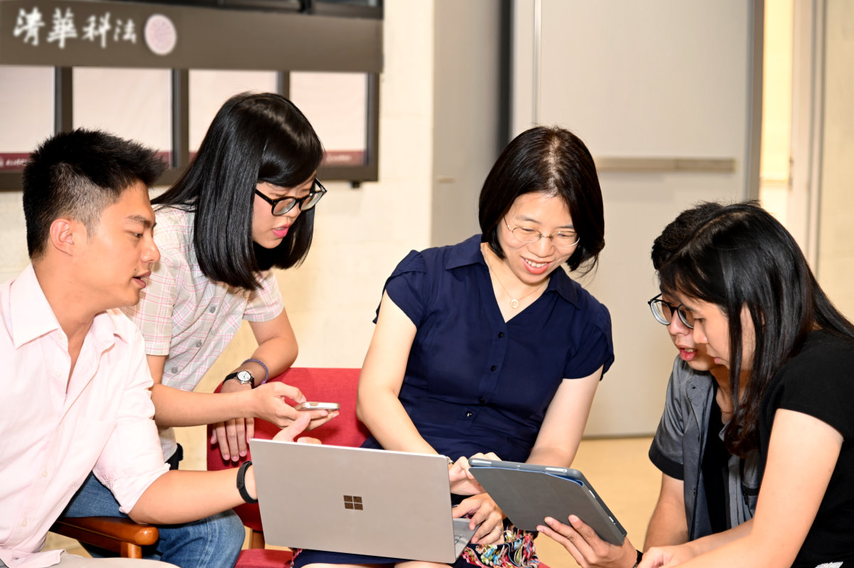 本校科法所林昀嫺副教授(左三)，與團隊致力研發AI輔助監護權判決預測系統